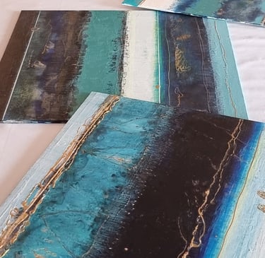 trois petits tableaux dégradé de bleus évoquant le bord de mer