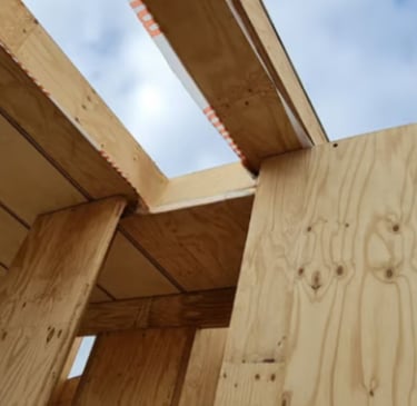 Montagem de painéis prefabricados em CLT no canteiro de obras na Holanda