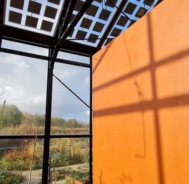 Estufa com banheiro e instalação fotovoltaíca