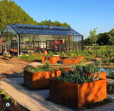 Elementos do jardim com a estfa e a piscina natural