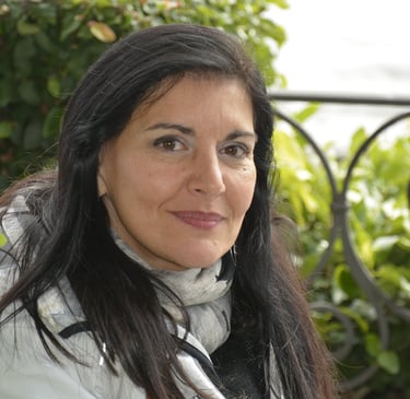 Clara Mennella brinda con un calice di vino durante un evento enogastronomico – Oltre i Fornelli