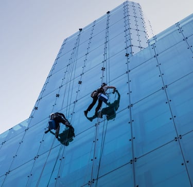 alt="Nettoyage de vitres en hauteur en Haute-Savoie Annecy"
