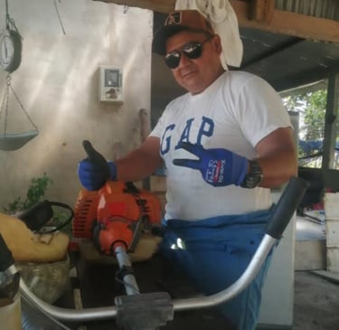 Agricultor usando guadaña TL43 en labores de campo