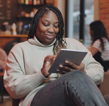 woman sitting in a cafe reading