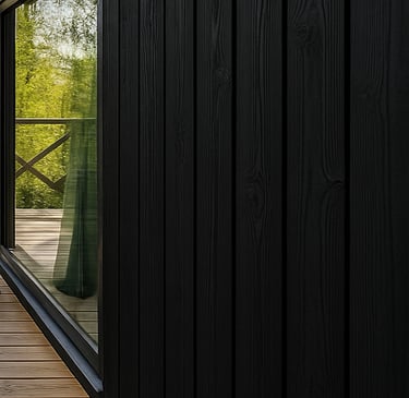 Maison en bois peinte en peinture suédoise noire avec contours de fenêtres blancs