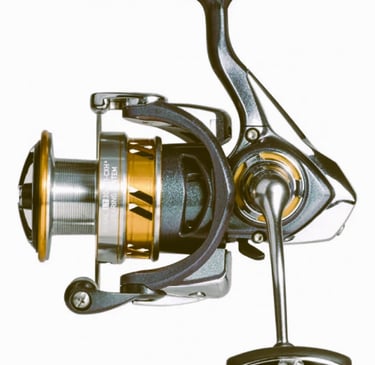 molinete daiwa ideal pesca tucunaré cor prata com amarelo listas pretas.