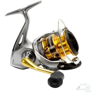 molinete shimano para pesca tucunaré prata com detalhes dourado letras branca posição invertida.