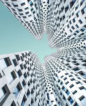 Immeuble vu en contre-plongée, représente l'art de bâtir