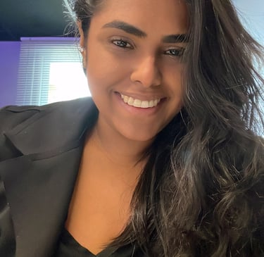 Thalita Rodrigues, estrategista em Marketing Digital, ministra o treinamento para redes. sociais.