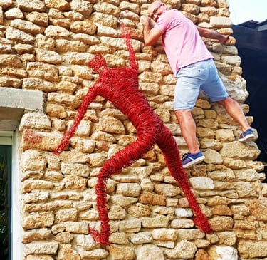 Le grimpeur sculpture fil de fer Wilfrid Bricourt