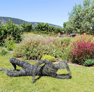 L'homme allongé sculpture en fil de fer de Wilfrid Bricourt