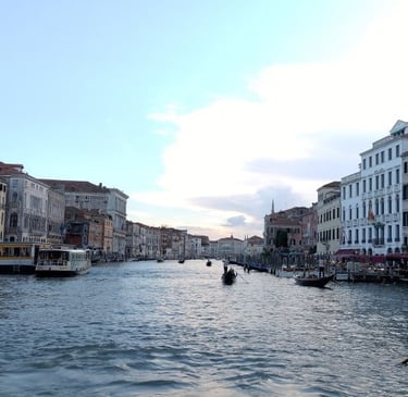 Panorama eines venezianischen Kanals mit Booten und Uferhäusern am späten Nachmittag.