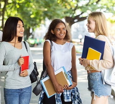 imagem de estudantes reunidos batendo papo sobre educação financeira