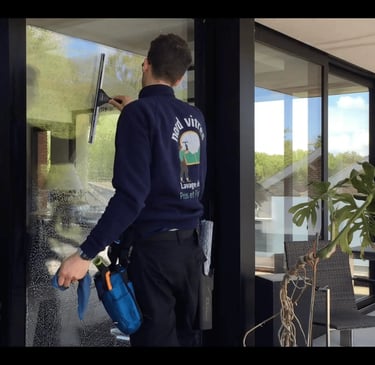 laveur de vitre nettoie une véranda
