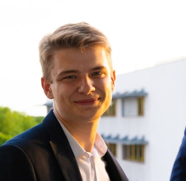Mon portrait avec le soleil sur le visage