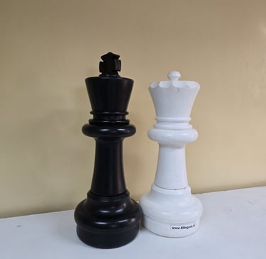 piezas de ajedrez de plastico de un metro de altura conseguidas en la empresa bilingual.cl 