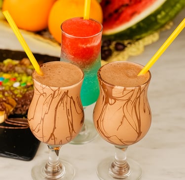 كوبين من المشروبات مع الفاكهة وعصير الفاكهة