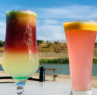 كأسين من مشروب بلونين مختلفين