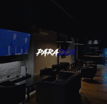  Interior de Paradox Cannabis Club con decoración industrial y pantallas