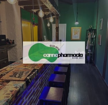 Interior de CannaPharma Club Madrid con barra y decoración verde