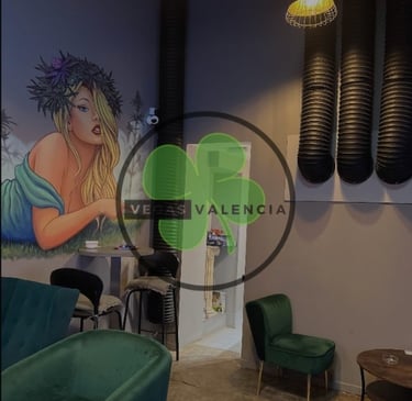 Interior artístico de Cannabis Club Vegas Valencia con mural y decoración