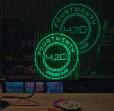 Interior de Fourtwenty 420 Cannabis Club con letreros LED verdes