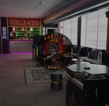  Interior de Gorilla 420 Cannabis Club con decoración y logotipo destacado