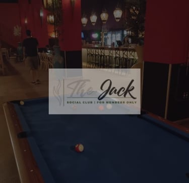 Imagen de The Jack Cannabis Social Club con mesa de billar y decoración moderna