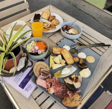 Brunch completo en la terraza de Mlle & Potts Co. en Burdeos: tabla de embutidos y queso, bollería