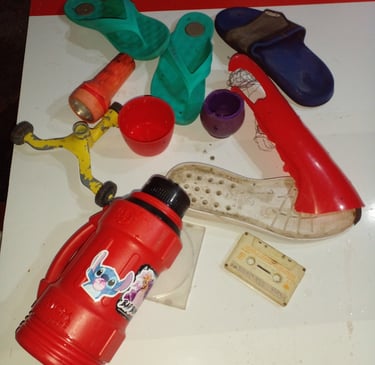 TERMO, CASETTE, PLANTILLAS, LINTERNAS, OJOTAS,, TAPAS, MATE PLASTICOS UTILIZADOS COMO ACCESORIOS EN