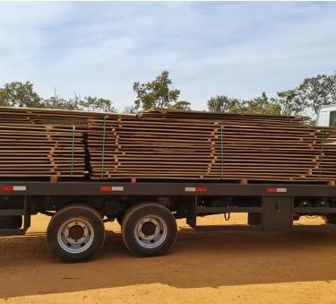 Material bruto para o haras chegando na fábrica