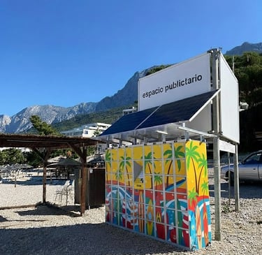 strandszekrény napelemekkel felszerelve