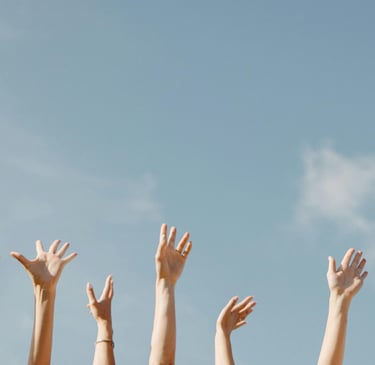Plusieurs mains tendues vers le ciel, symbole de liberté