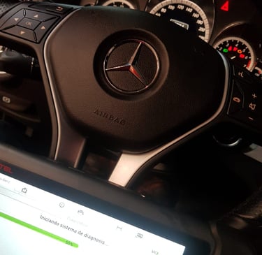 Diagnóstico electrónico de vehículo Mercedes-Benz durante revisión de sistema automotriz en taller