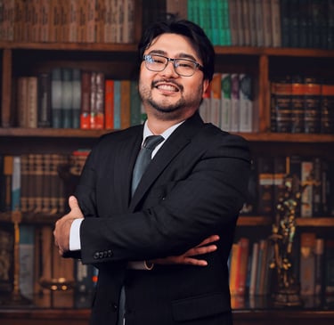 homem de terno sorrindo