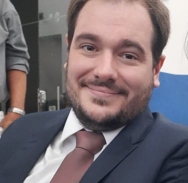 homem de terno sorrindo 