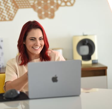 Psicóloga Palloma D'Andrade realizando atendimento de psicoterapia online