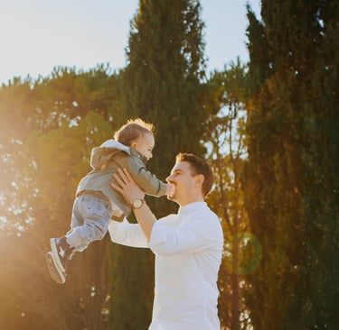 papà gioca con suo figlio