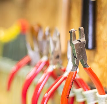 Une vue de quelques outils de l'atelier où la première pince est nette et les autres outils flous