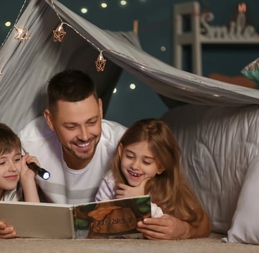 Enfant lisant son livre préféré encore et encore avec plaisir