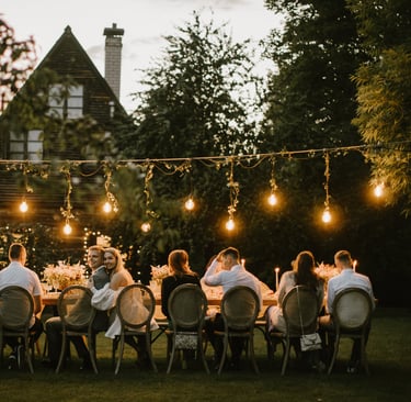 jaukus vestuvių šventės stalas ir žmonės 