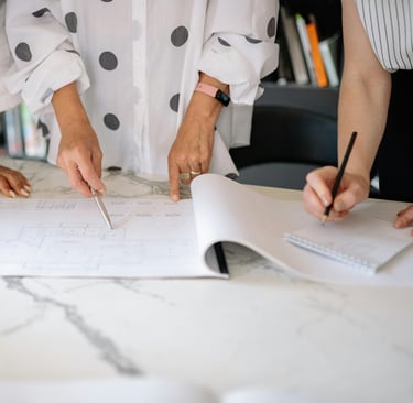 personas analizando la responsabilidad del estado en sus obras