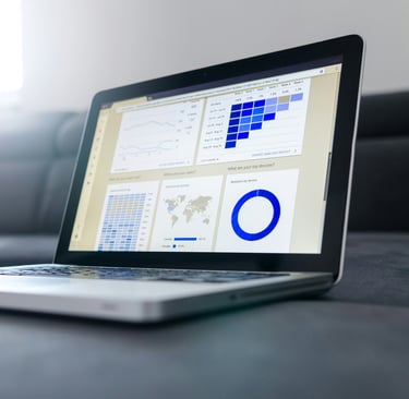Computador exibindo gráficos financeiros com indicadores de investimentos.