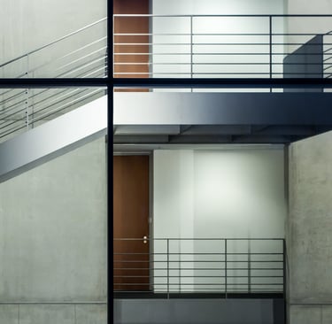 cage d'escalier avec garde corps en métal