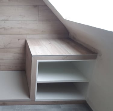 Une grande douche avec espace tablette et rangement intégré