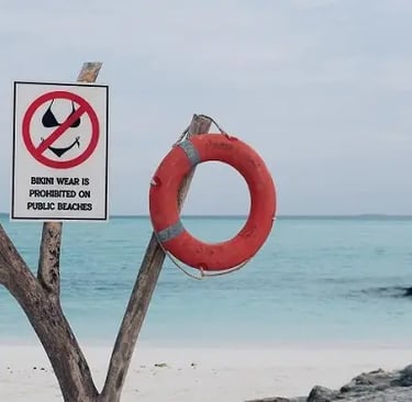 cartello no bikini beach alle Maldive