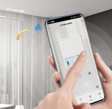 Persona controlando las persianas de su casa mediante su smartphone