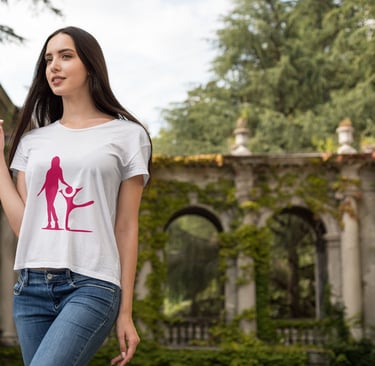 CHICA CON CAMISETA ESTAMPADA, MODELANDO