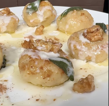 Gnocchi ripieni di Gorgonzola dolce Palzola con salsa cremosa, noci e salvia