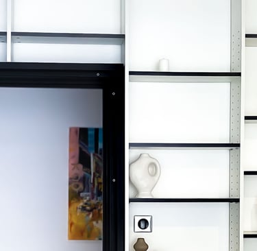 Bibliothèque sur mesure Shelfi – La Garenne – design blanc et noir – style moderne